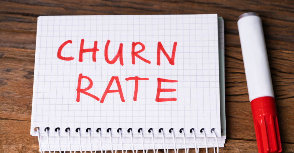 marker i notes z napisem churn rate